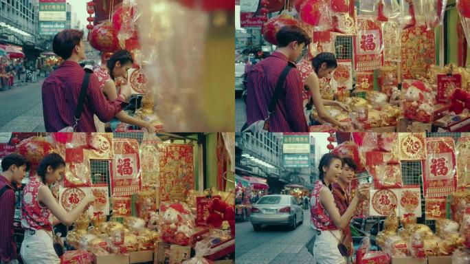 中国夫妇在街头市场购物。