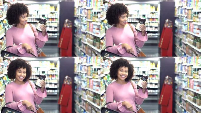 超市里的年轻女子正在阅读食品标签