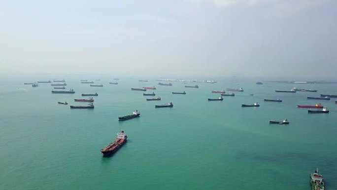航拍货船和油轮在海中。新加坡