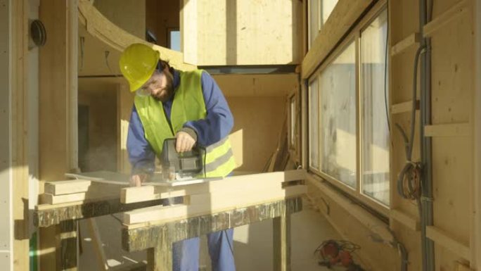 特写: 建造硬木房屋的工人正在修剪石膏墙板。