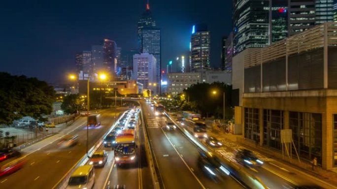 延时: 中环及金钟香港公路的夜间交通，背景为天际线建筑城市景观