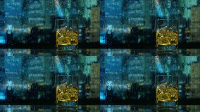 从摩天大楼的窗户上，一个男人喝苏格兰威士忌，在背景中，您可以看到下雨的纽约景色。
