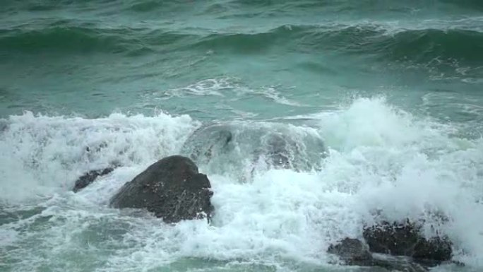 慢动作波撞击岩石拍打海浪乘风破浪