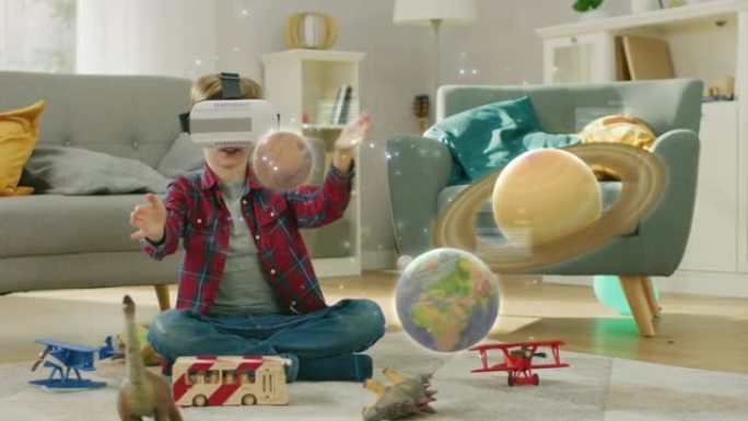 戴着增强现实耳机的聪明小男孩玩太空学习软件，用他操纵3D行星的手势，发现有关太阳系和宇宙的事实