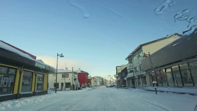 MS Car的观点在冰岛冰雪覆盖的城镇大街上行驶