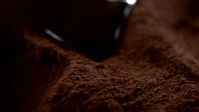 流淌在可可粉上的液体巧克力。超级慢动作