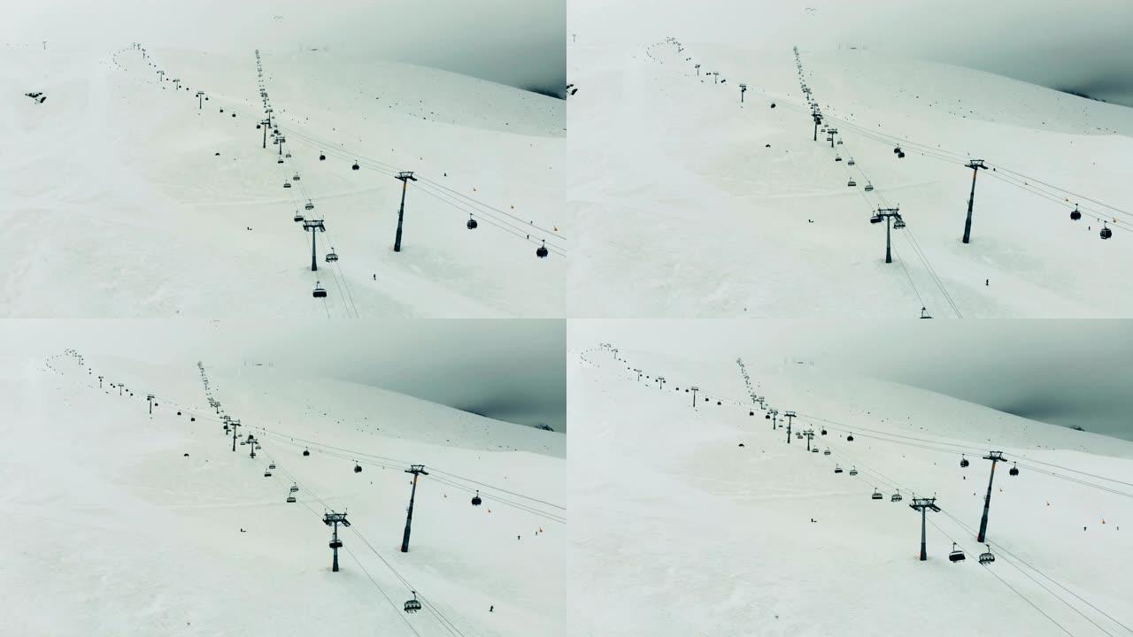 缆车在雪地中沿着索道行驶