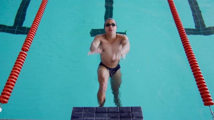 游泳者潜入游泳池外国人实拍视频