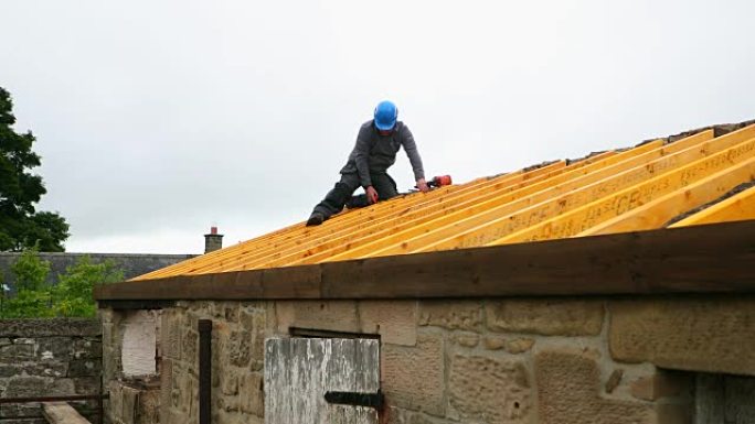 屋顶上的建筑工人