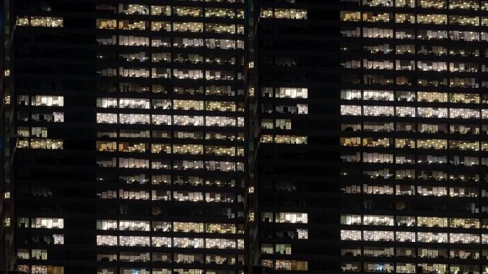 英国伦敦金丝雀码头的延时办公室窗口之夜