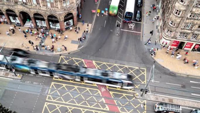 英国苏格兰爱丁堡王子购物街的游客行人拥挤和公共汽车和电车运输的空中延时