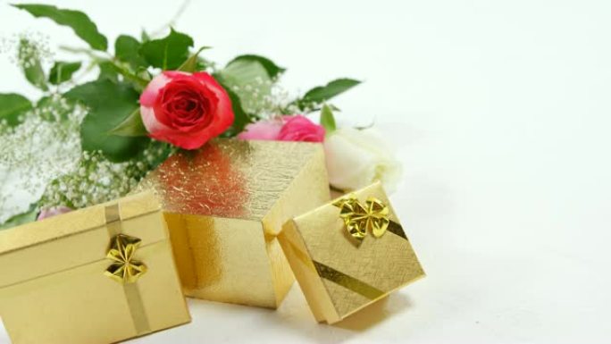 金色礼品盒和玫瑰花花束4k