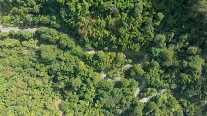 山上的空中旋转射击蜿蜒道路。