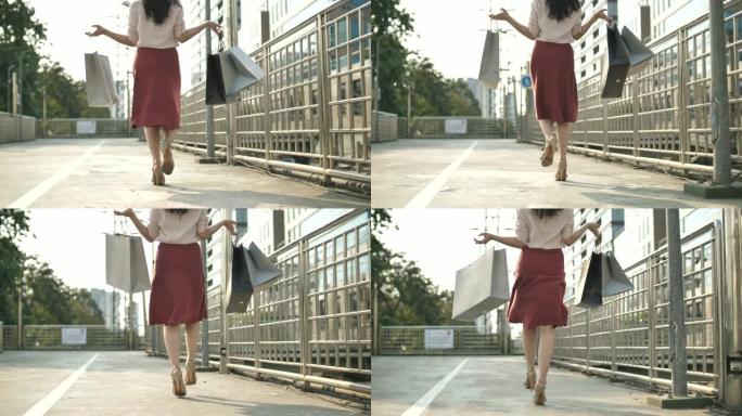 女人玩得开心，带着购物袋在街上散步和跳跃，购物后购物，快乐时光