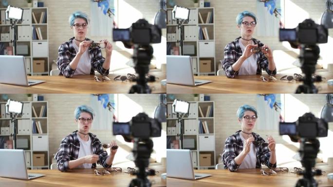 女人录制关于眼镜的视频博客
