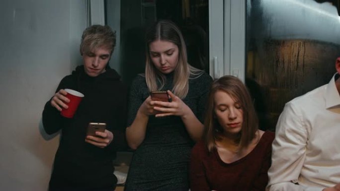 青少年朋友在聚会中使用智能手机
