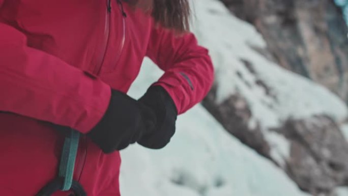 拧紧线束攀岩登山准备