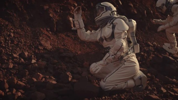 宇航员在火星上收集岩石样本
