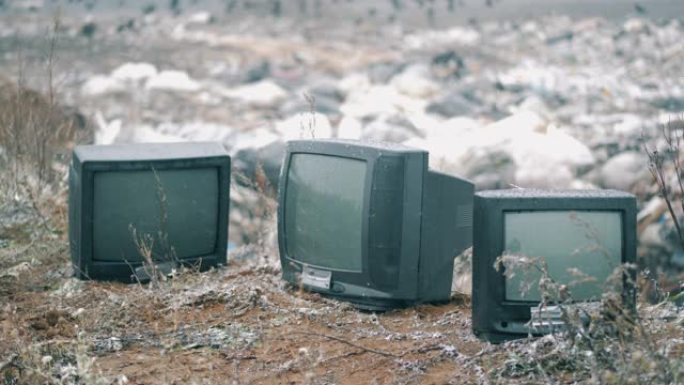 在雪地里的gardage垃圾场扔掉的电视