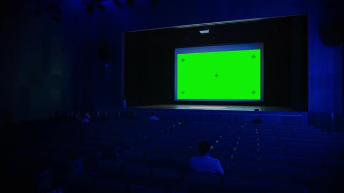 在现代电影院中，吸引观众的观众在模拟绿屏上观看新的大片。观看视频游戏锦标赛流媒体，现场音乐会视频，新