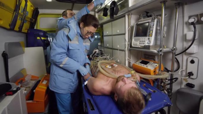 护理人员将IV针插入救护车中的患者手臂