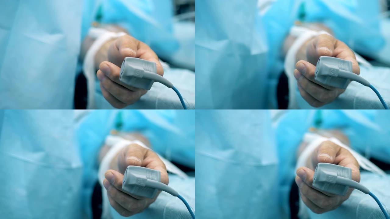 医疗传感器在特写镜头中附着在人手上