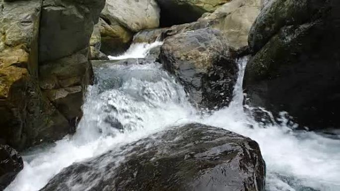 溪流落在岩石上