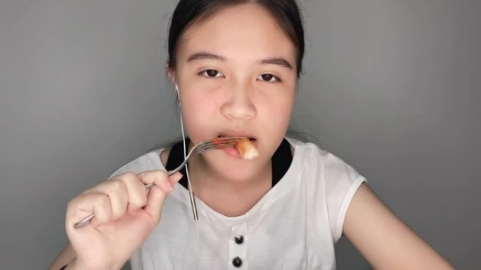 可爱的女孩吃牙袋韩国食品