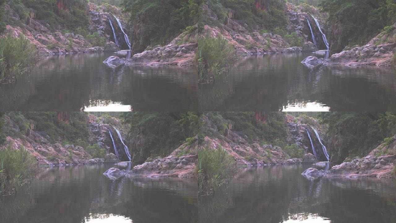 瀑布流入河流山间瀑布流动的水河流