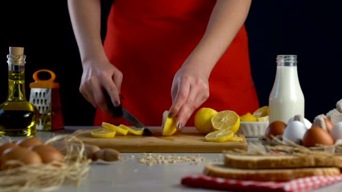 在砧板上切柠檬做菜做饭切菜