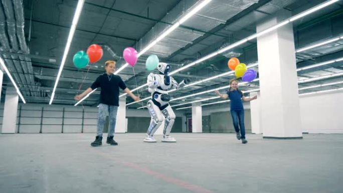 两个带气球的孩子正在用机器人行走