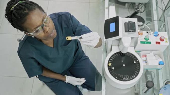 年轻的非洲女性病理技术员在实验室工作的高角度视频