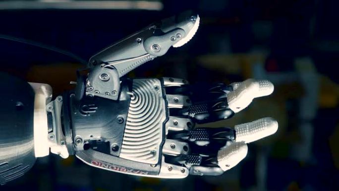 仿生机器人手展开手指，自动工作。