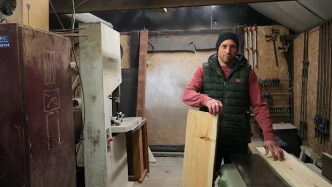 男性木匠在工作外国人实拍视频