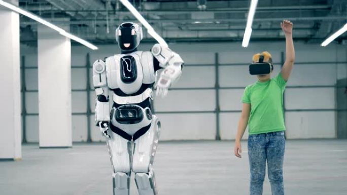 半机械人在一个戴着VR眼镜的男孩之后重复动作