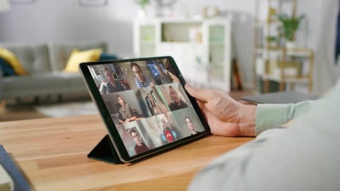 家庭办公室: Man使用带有会议视频通话应用程序的数字平板电脑与朋友，亲戚和同事聊天。远程工作，家庭