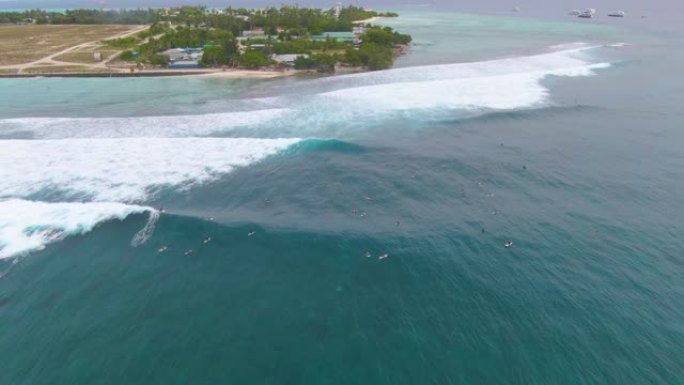 空中: 活跃的游客聚集在排队的海洋中冲浪。