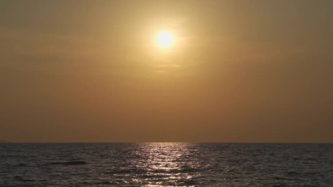 慢动作橙色美丽的日出或日落在海面上