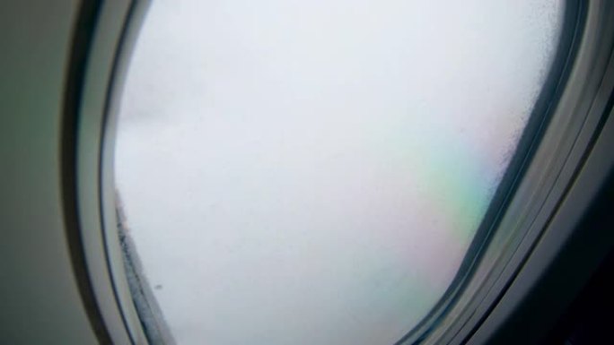飞机在云中飞行，从机舱窗户可以看到。