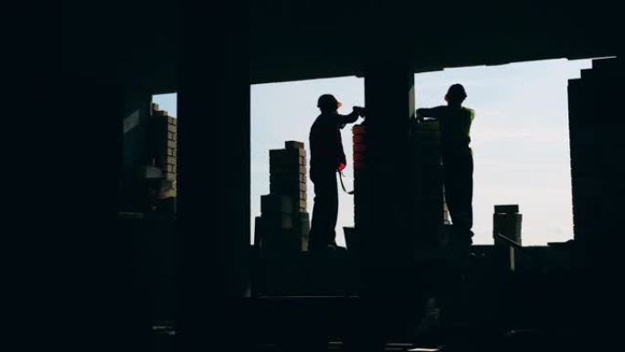 男人在建筑工地工作时会砌砖。