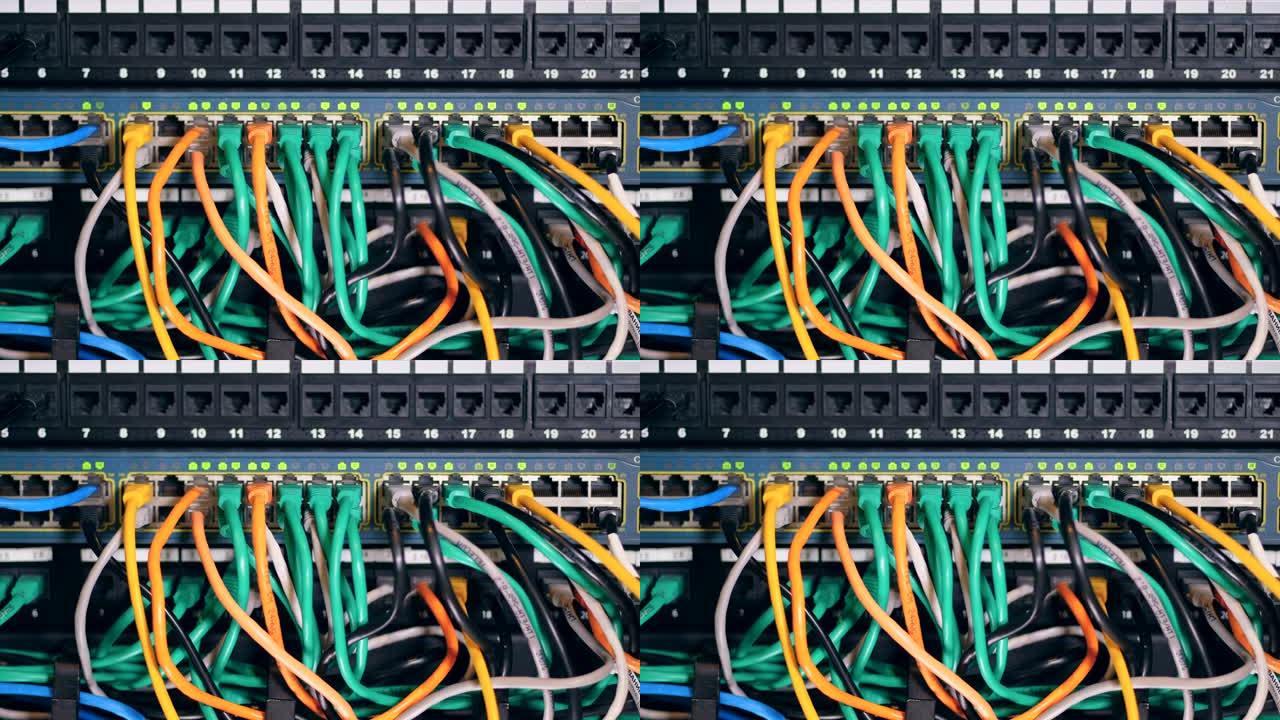 连接到服务器块的多根彩色电缆