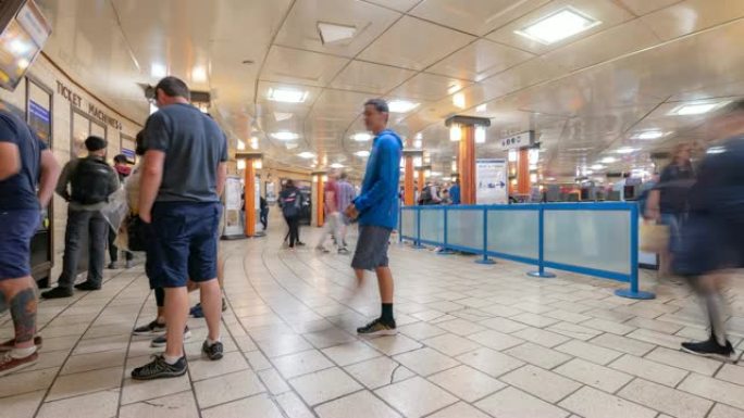 英国伦敦地铁站售票厅的行人通勤人群