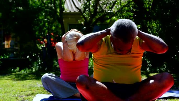 活跃的混血老年人在养老院4k花园中表演瑜伽的前视图