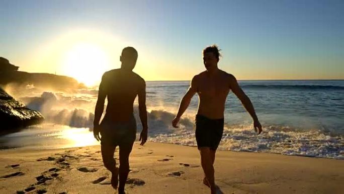多元化的朋友赤脚在海滩上散步，一边说话