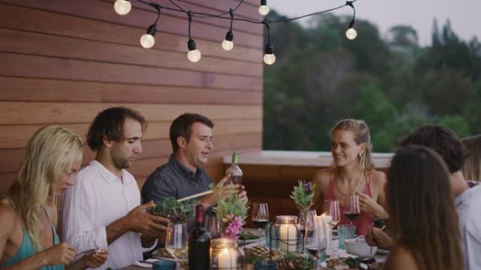 晚餐在一起更快乐晚餐在一起更快乐外国人喝