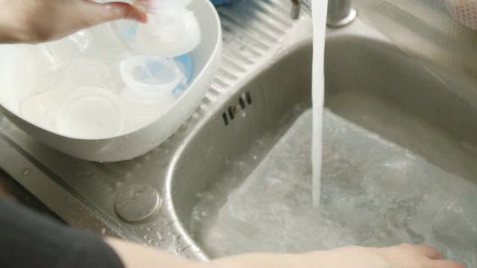 亚洲妇女为婴儿清洁一瓶牛奶