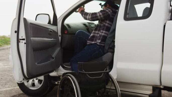 轮椅上的残疾人上车
