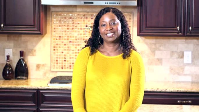站在厨房里的成熟非裔美国妇女