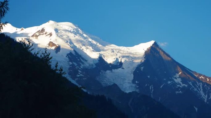 雪山的鸟瞰图。时间表