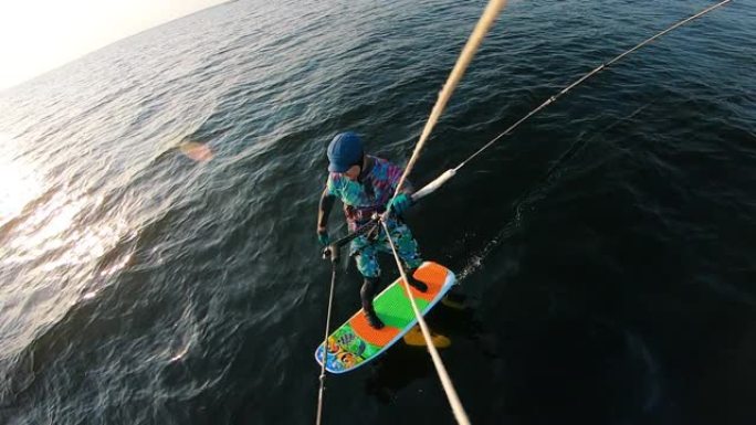 沿河穿着泳装的男人的风筝冲浪